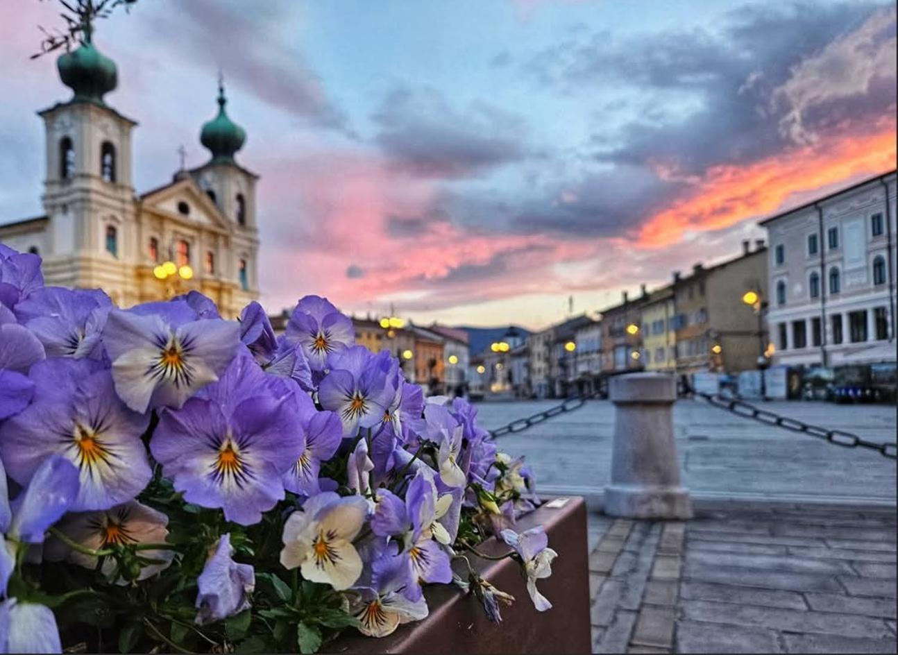 Apartamento La Casa Di Gatsby Lusso In Pieno Centro Con Parcheggio Gorizia Exterior foto